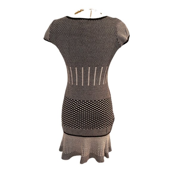 GABBY SKYE Knit Dress Sz M Fun Design Flirty Hem Stretchy - Picture 6 of 14